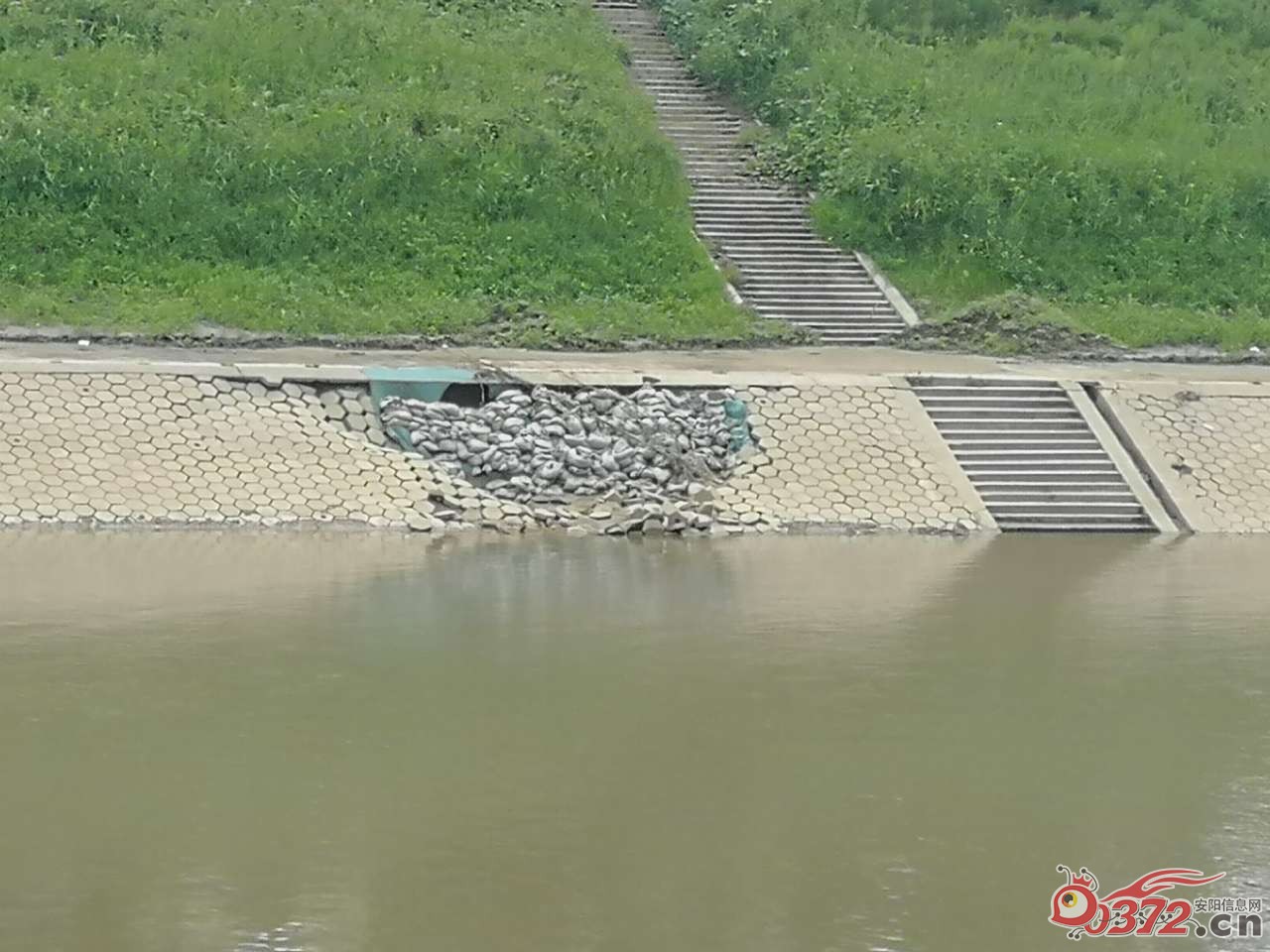 汛期过后,河堤清理,修缮正当时